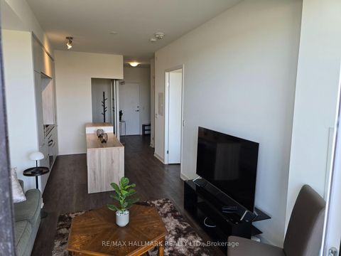 Photo 6 at 707 - 6 DAVID EYER Road, Rural Richmond Hill, Richmond Hill