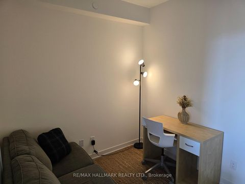 Photo 7 at 707 - 6 DAVID EYER Road, Rural Richmond Hill, Richmond Hill