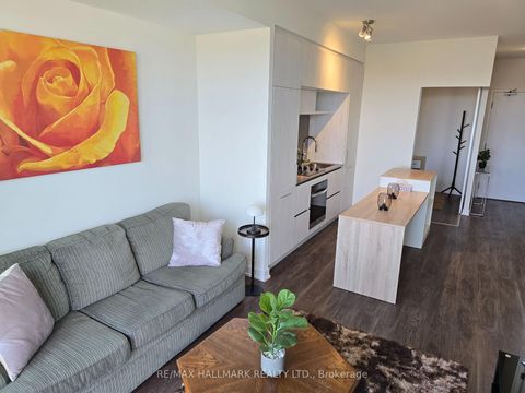 Photo 9 at 707 - 6 DAVID EYER Road, Rural Richmond Hill, Richmond Hill