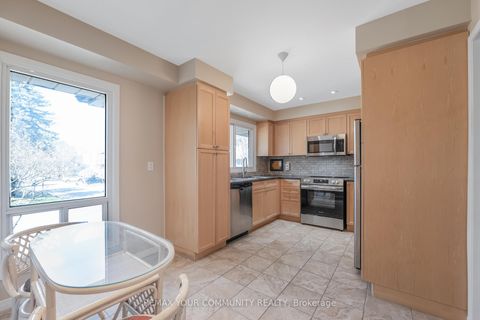 Photo 10 at 60 - 97 Poplar Crescent, Aurora Highlands, Aurora