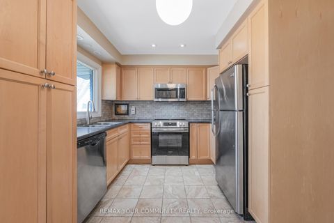 Photo 11 at 60 - 97 Poplar Crescent, Aurora Highlands, Aurora