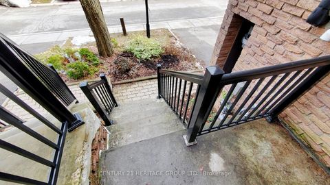 Photo 3 at 34 Dunkeld Way, Royal Orchard, Markham