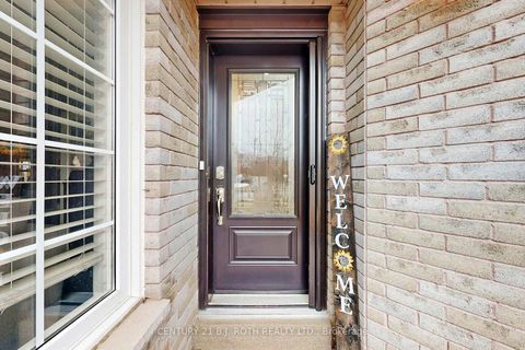 Photo 3 at 14 Round Leaf Court, Holly, Barrie