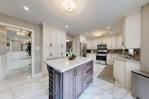 Photo 6 at 14 Round Leaf Court, Holly, Barrie