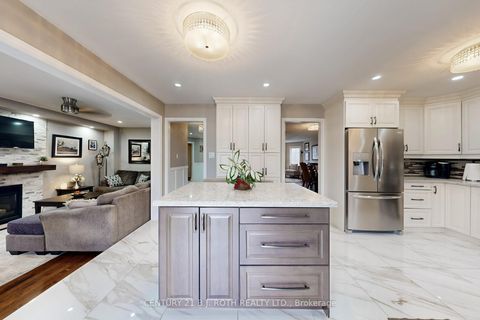 Photo 7 at 14 Round Leaf Court, Holly, Barrie