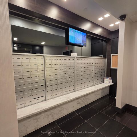 Photo 2 at 112 - 399 Spring Garden Avenue, Willowdale East, Toronto