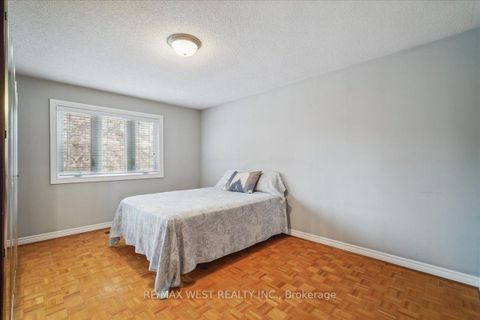 Photo 18 at 15 Brownlee Avenue, East Woodbridge, Vaughan