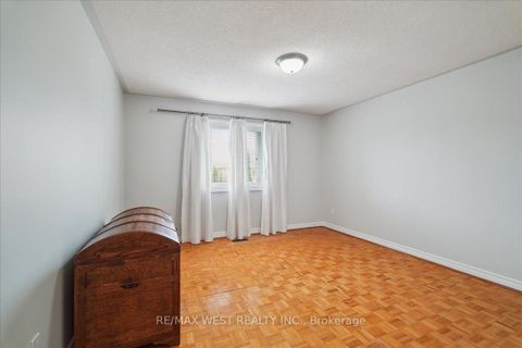 Photo 19 at 15 Brownlee Avenue, East Woodbridge, Vaughan