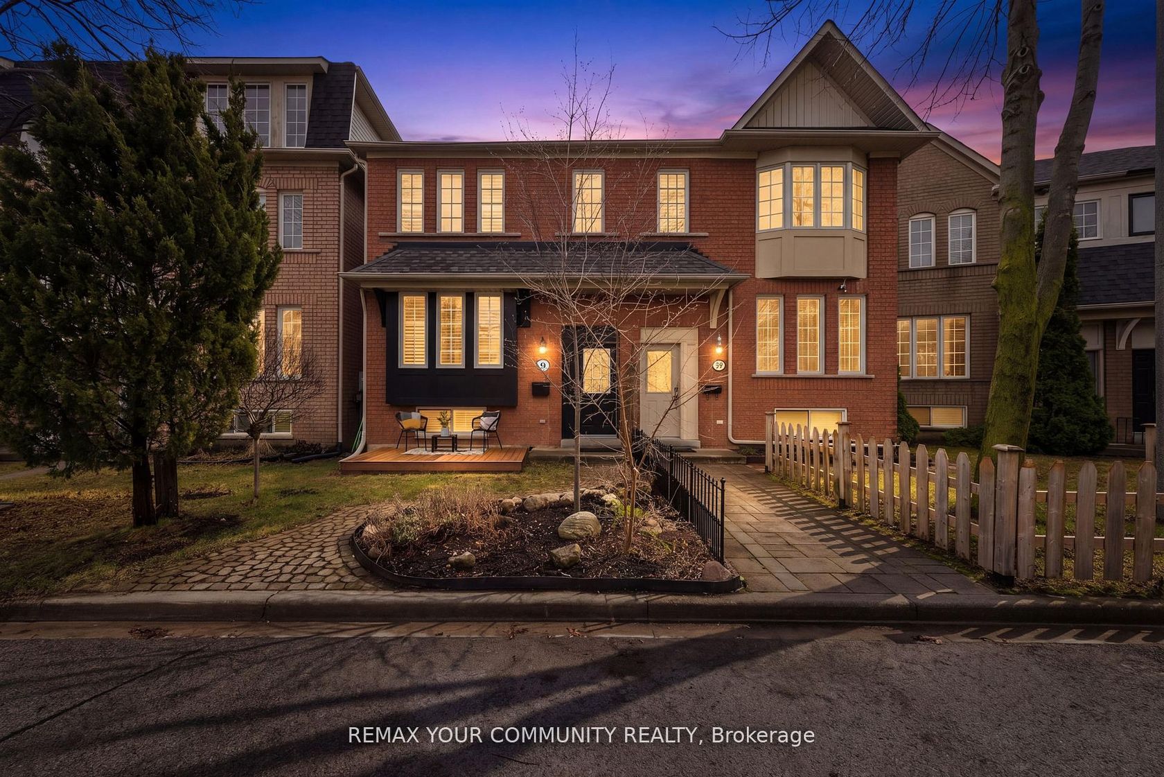 9 Cannes Circle, Junction Area, Toronto photo number 2