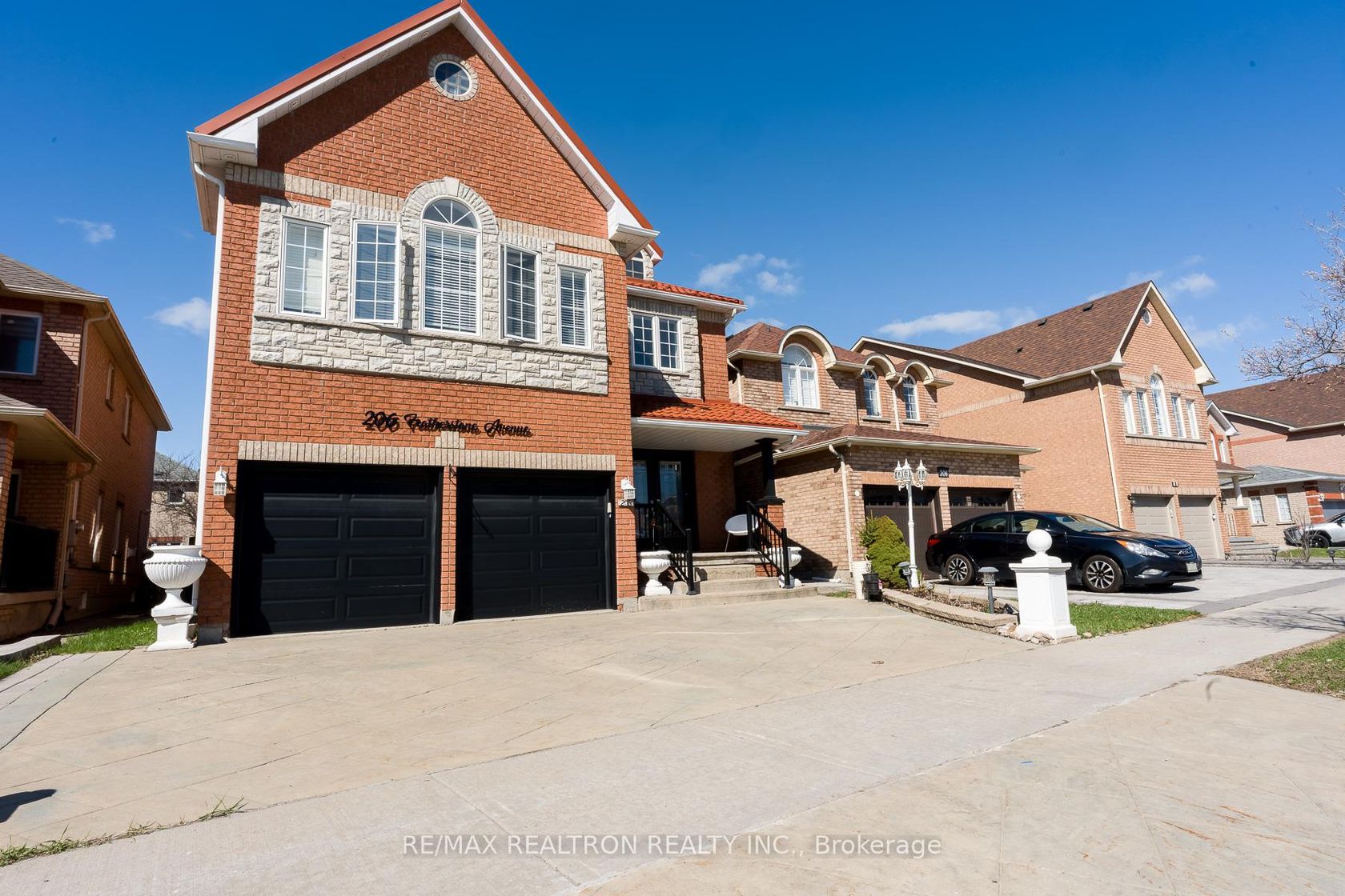 206 Featherstone Avenue, Middlefield, Markham 