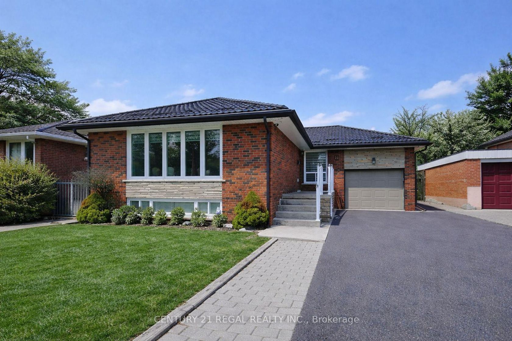 14 Thorpe Road, Richview, Toronto photo number 2