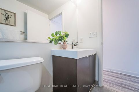 Photo 37 at 406 - 478 King Street W, Waterfront Communities C1, Toronto