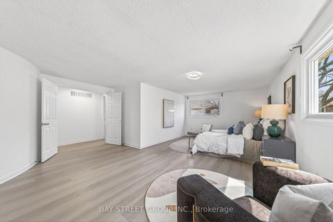 Photo 20 at 33 Winborne Drive, Brownridge, Vaughan