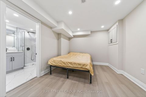 Photo 31 at 33 Winborne Drive, Brownridge, Vaughan