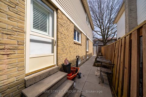 Photo 33 at 33 Winborne Drive, Brownridge, Vaughan