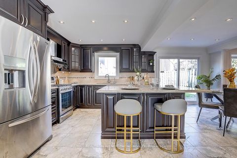 Photo 14 at 3 Park Lane Circle, South Richvale, Richmond Hill