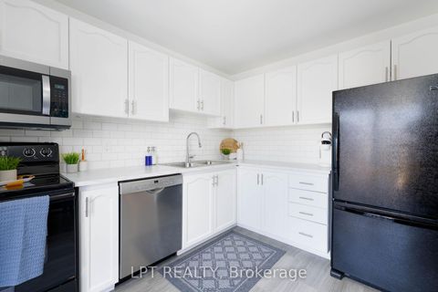 Photo 13 at 25 Hattie Court, Historic Lakeshore Communities, Georgina