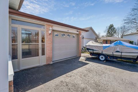 Photo 1 at 11 Charlotte Court, Letitia Heights, Barrie