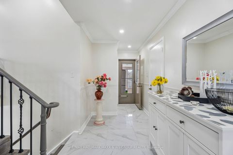 Photo 3 at 11 Charlotte Court, Letitia Heights, Barrie