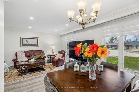 Photo 7 at 11 Charlotte Court, Letitia Heights, Barrie