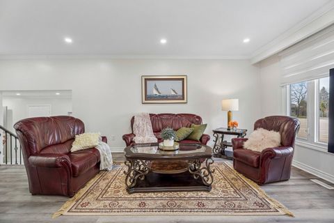 Photo 11 at 11 Charlotte Court, Letitia Heights, Barrie