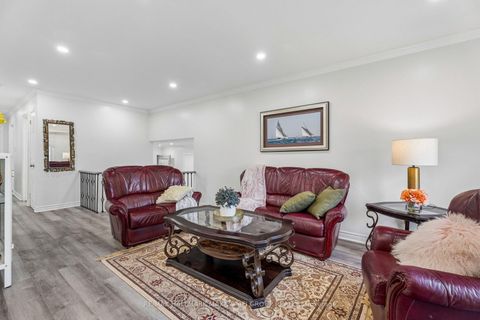 Photo 12 at 11 Charlotte Court, Letitia Heights, Barrie