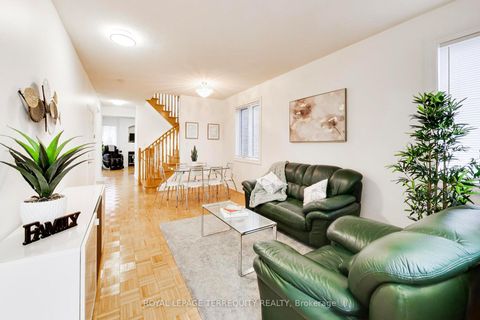 Photo 4 at 40 Teal Crescent, Vellore Village, Vaughan