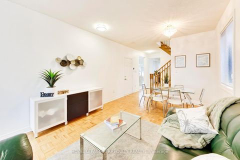 Photo 5 at 40 Teal Crescent, Vellore Village, Vaughan