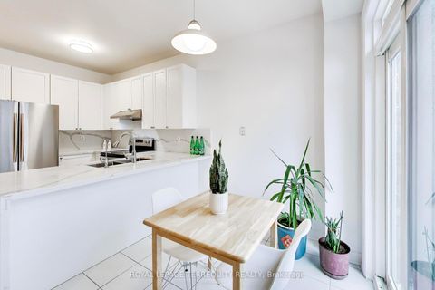 Photo 12 at 40 Teal Crescent, Vellore Village, Vaughan