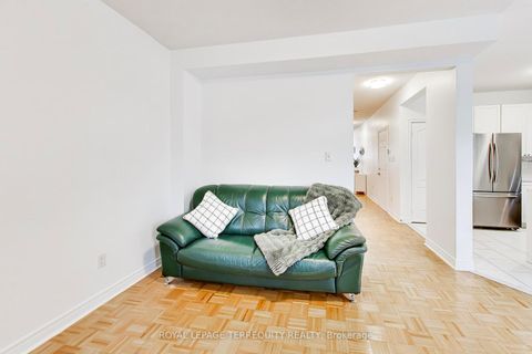 Photo 15 at 40 Teal Crescent, Vellore Village, Vaughan