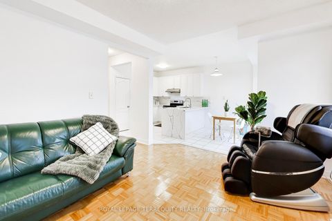 Photo 16 at 40 Teal Crescent, Vellore Village, Vaughan