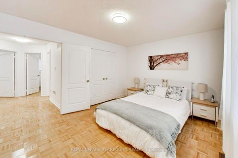 Photo 19 at 40 Teal Crescent, Vellore Village, Vaughan