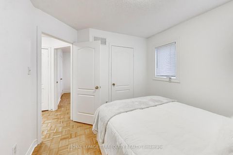 Photo 22 at 40 Teal Crescent, Vellore Village, Vaughan