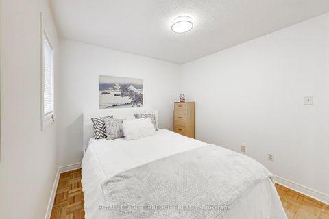 Photo 24 at 40 Teal Crescent, Vellore Village, Vaughan