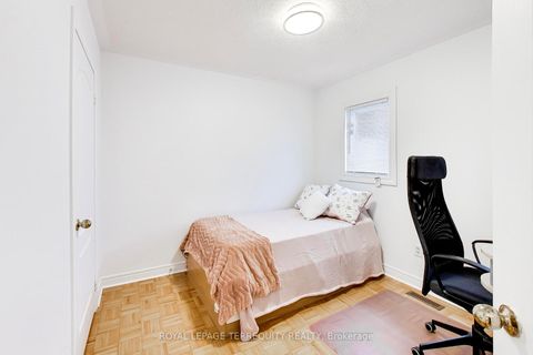 Photo 25 at 40 Teal Crescent, Vellore Village, Vaughan