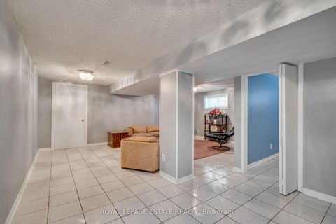 Photo 12 at 17 Altair Avenue, L'Amoreaux, Toronto