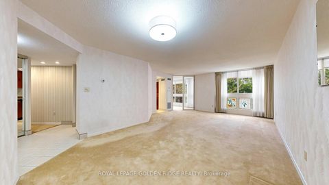 Photo 2 at 212 - 10 Kenneth Avenue, Willowdale East, Toronto