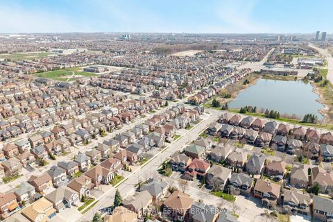 Photo 37 at 27 Fontebella Avenue, Vellore Village, Vaughan