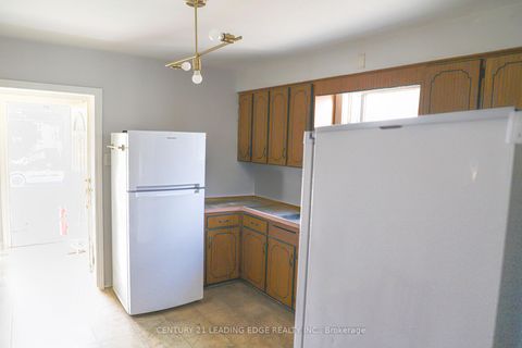 Photo 9 at 22 Katherine Road, CFB, Toronto