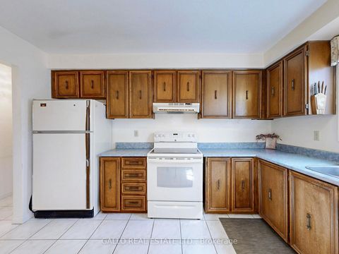 Photo 5 at 155 Goldhawk Trail, Milliken, Toronto