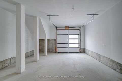 Photo 11 at 4 Wild Rose Gardens, Rustic, Toronto