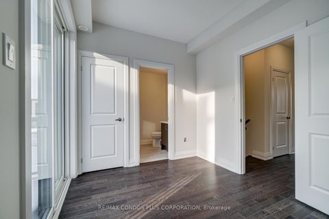 Photo 13 at 4 Wild Rose Gardens, Rustic, Toronto