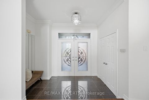 Photo 5 at 11 Horizon Court, Doncrest, Richmond Hill