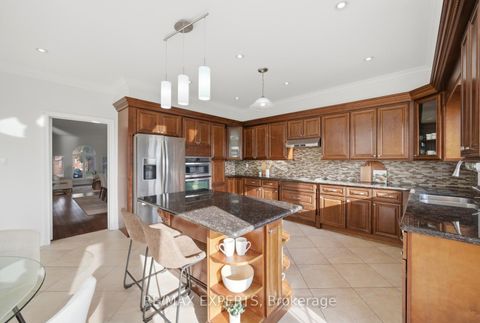 Photo 14 at 11 Horizon Court, Doncrest, Richmond Hill