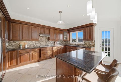 Photo 15 at 11 Horizon Court, Doncrest, Richmond Hill