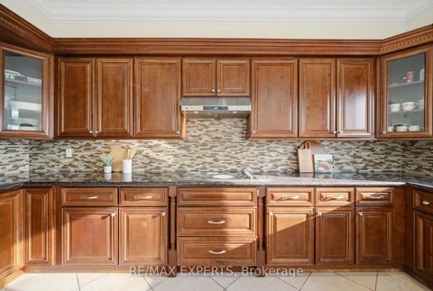 Photo 16 at 11 Horizon Court, Doncrest, Richmond Hill