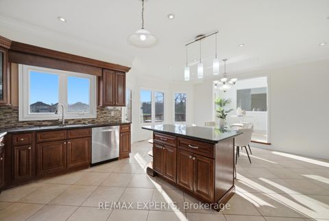 Photo 18 at 11 Horizon Court, Doncrest, Richmond Hill