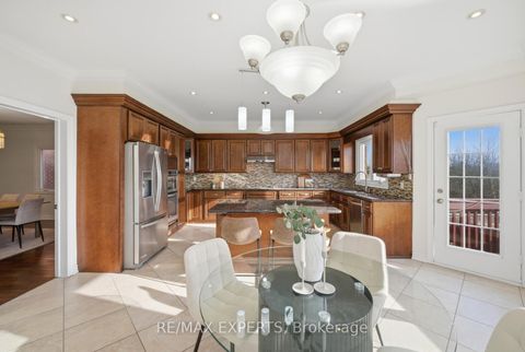 Photo 19 at 11 Horizon Court, Doncrest, Richmond Hill