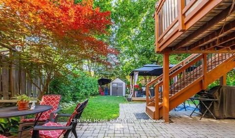 Photo 2 at 30 Moffat Crescent, Aurora Heights, Aurora