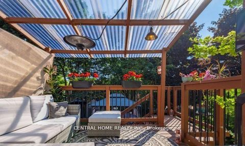 Photo 3 at 30 Moffat Crescent, Aurora Heights, Aurora